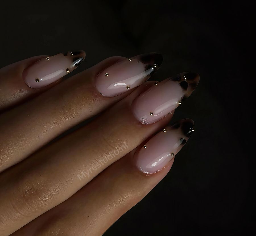 Amandelvormige nagels met tortoise-tips en gouden steentjes