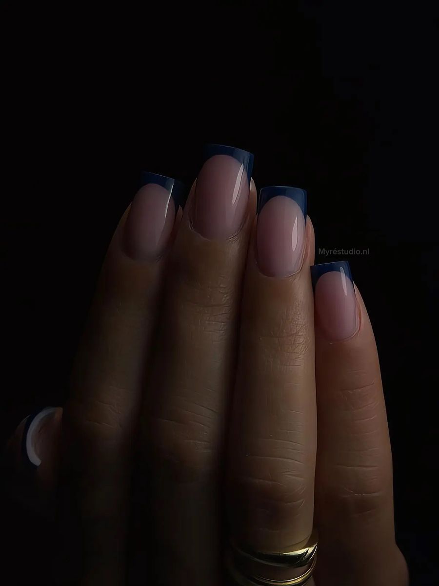 Vierkante nagels met donkerblauwe French