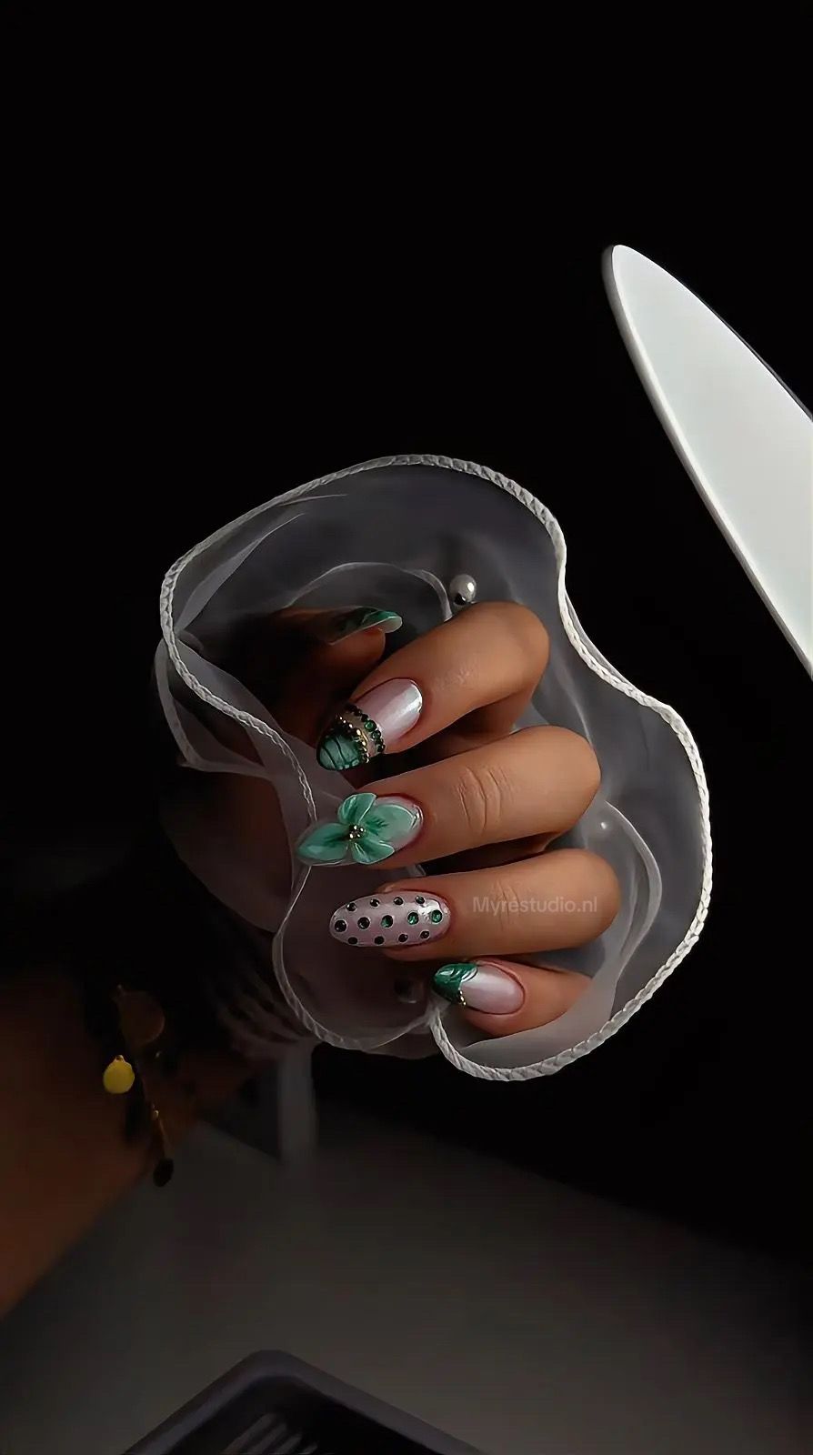 Nail art met groene 3D-bloem, stippen en goud